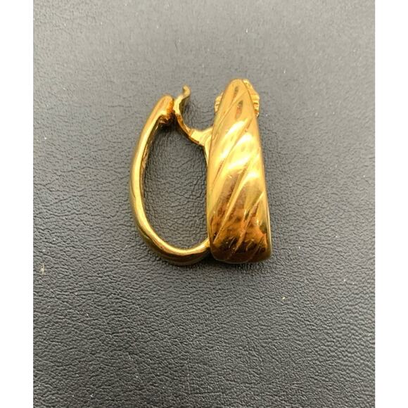 Vintage MONET 1960s Goldtone Ribbed Hoop Texture Clip On Earrings Signed - Picture 2 of 6